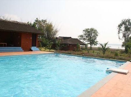 Hotel Red Earth Kabini Begūr Esterno foto