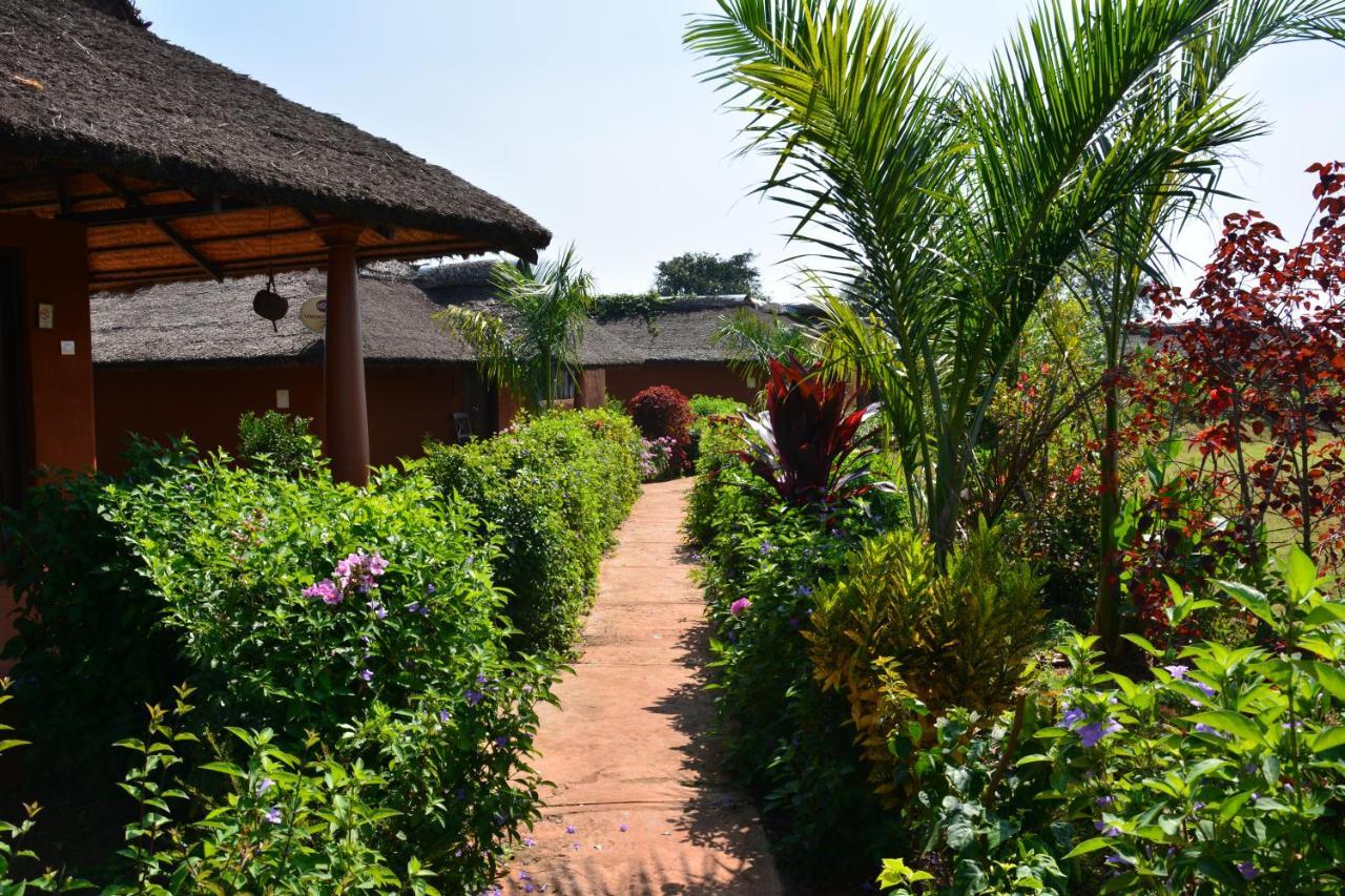 Hotel Red Earth Kabini Begūr Esterno foto