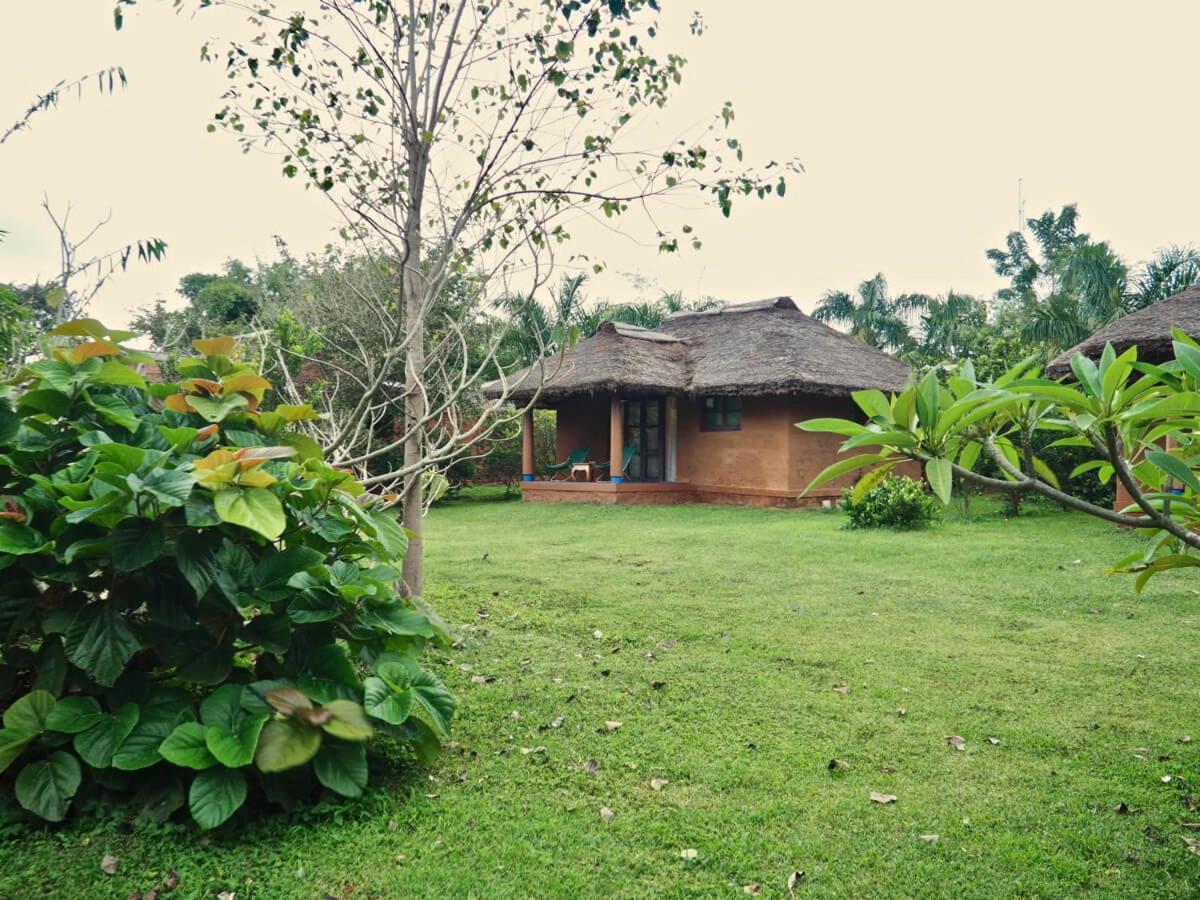 Hotel Red Earth Kabini Begūr Esterno foto