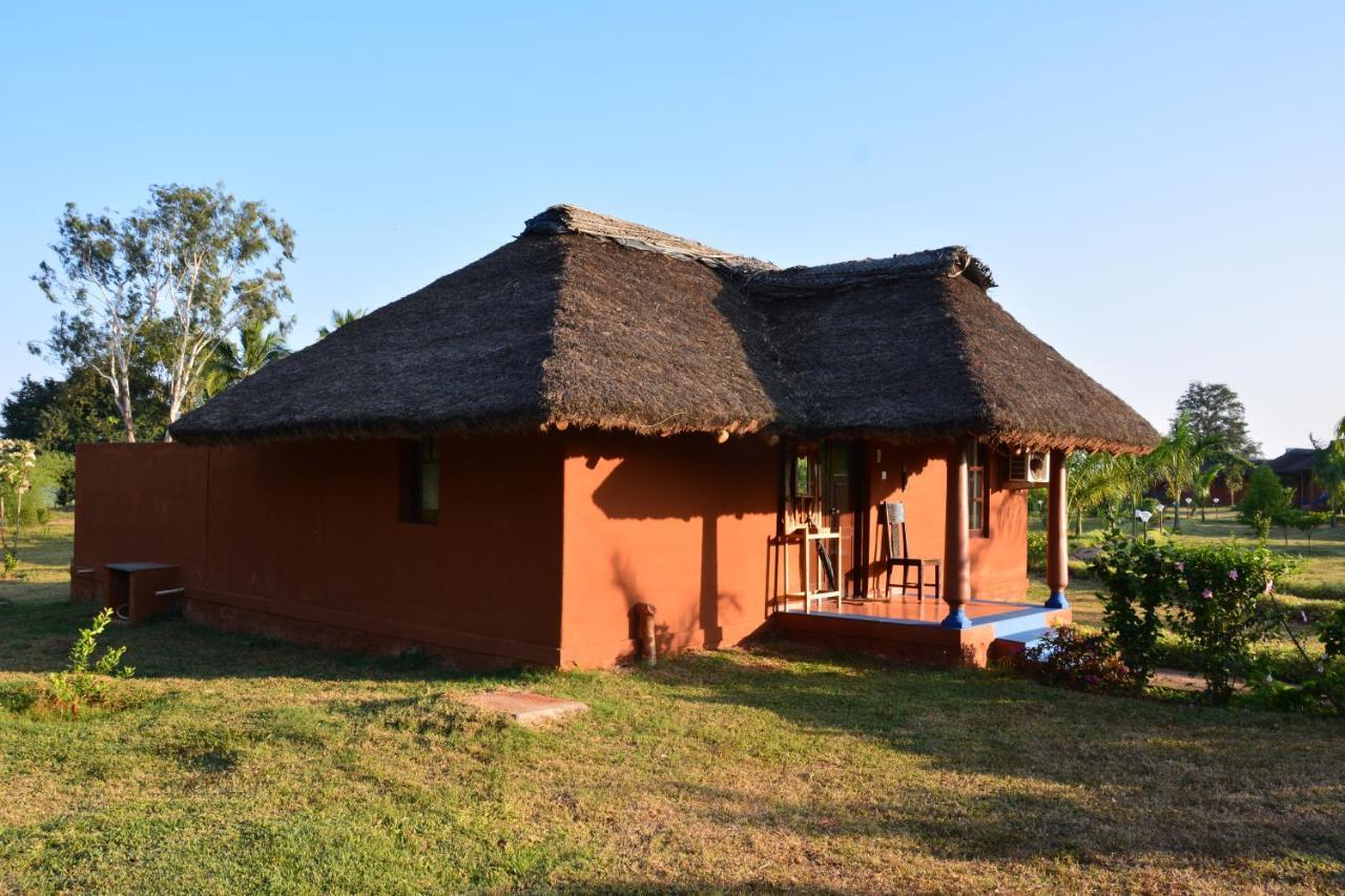 Hotel Red Earth Kabini Begūr Esterno foto